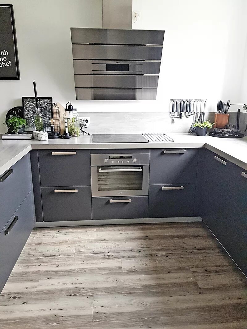 Кухня серая столешница под дерево фото Покажите, пожалуйста, ваши кухни без верхних шкафов страница 170 форум Идеи ваше