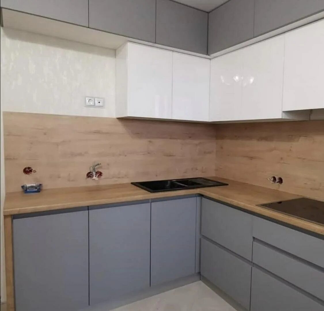 Кухня серая столешница под дерево фото Кухня серо белая столешница под дерево: найдено 89 изображений