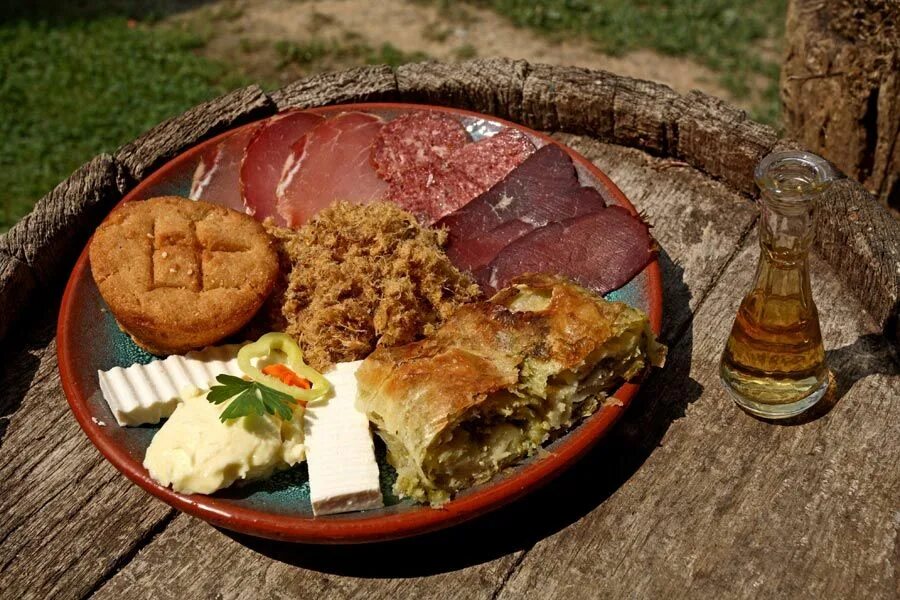 Кухня сербии национальные блюда рецепты с фото Pin von Out of office auf Trumpet Festival in Guča, Serbia Essen