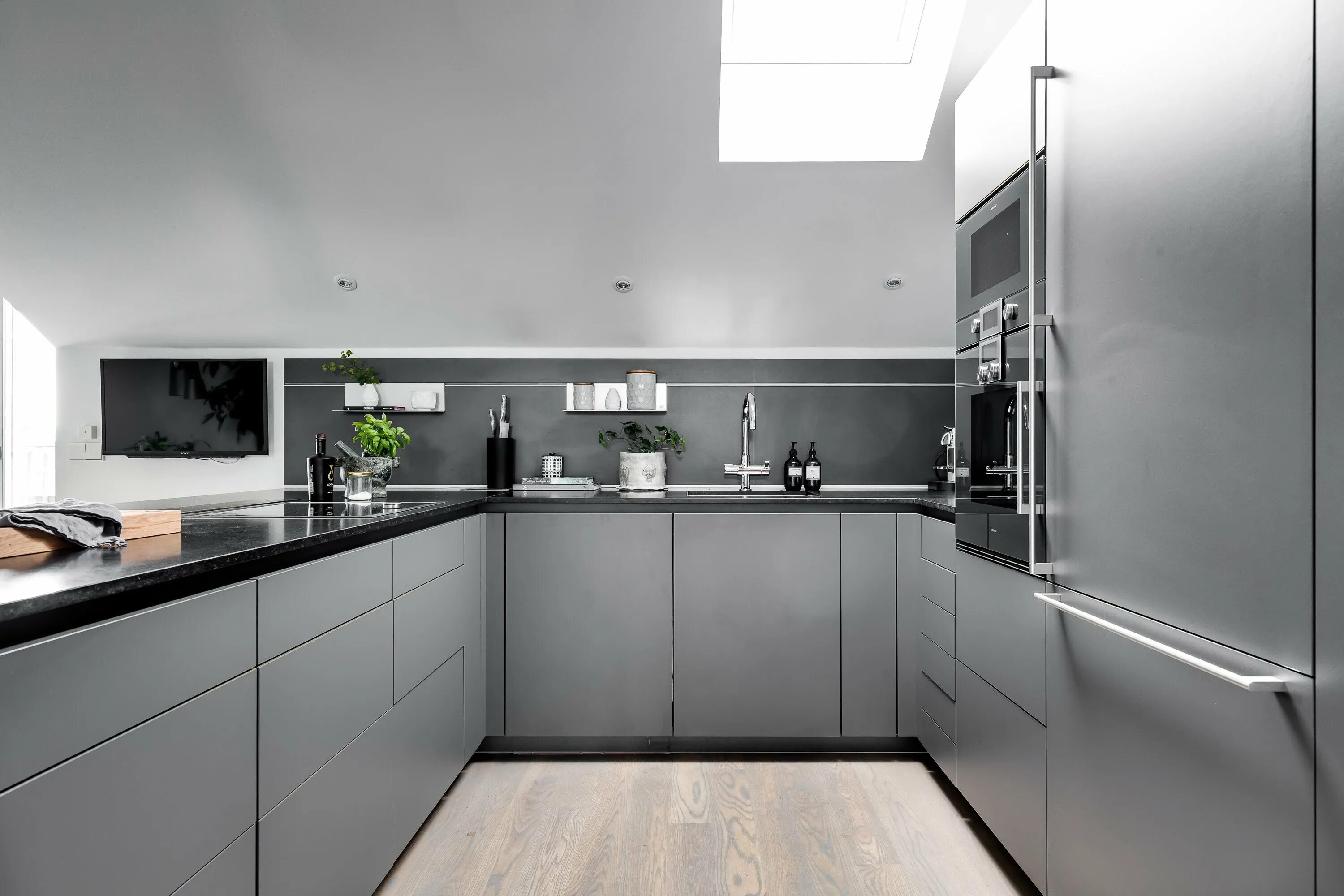 Кухня серо бело черная фото Фартук для бело серой кухни с деревянной столешницей - 81 фото