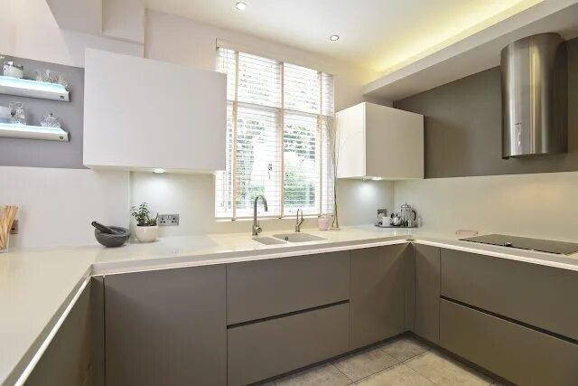 Кухня серо бежевая в современном стиле фото Diane Berry Kitchens - Client Kitchens: Mrs Butterworth - 2012 - Alno Fine in Be