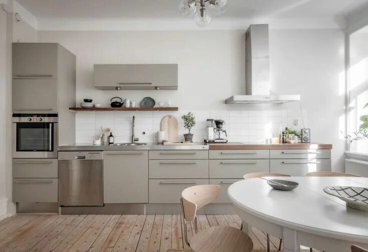 Кухня серо бежевая в современном стиле фото Tranquil beige and gray apartment with attic bedroom in Sweden ) ◾ Photos ◾ Idea