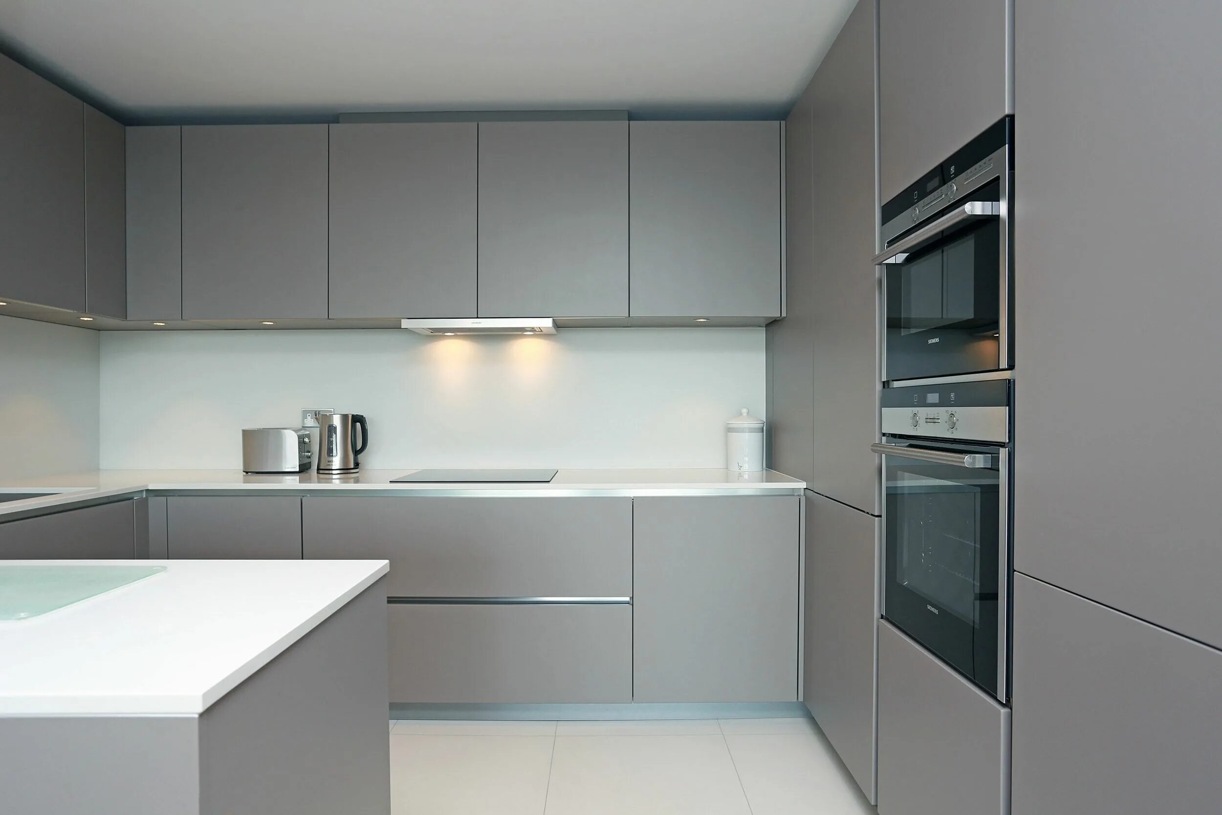 Кухня серо бежевая в современном стиле фото Matt grey handleless kitchen Modern grey kitchen, Diy kitchen renovation, Handle