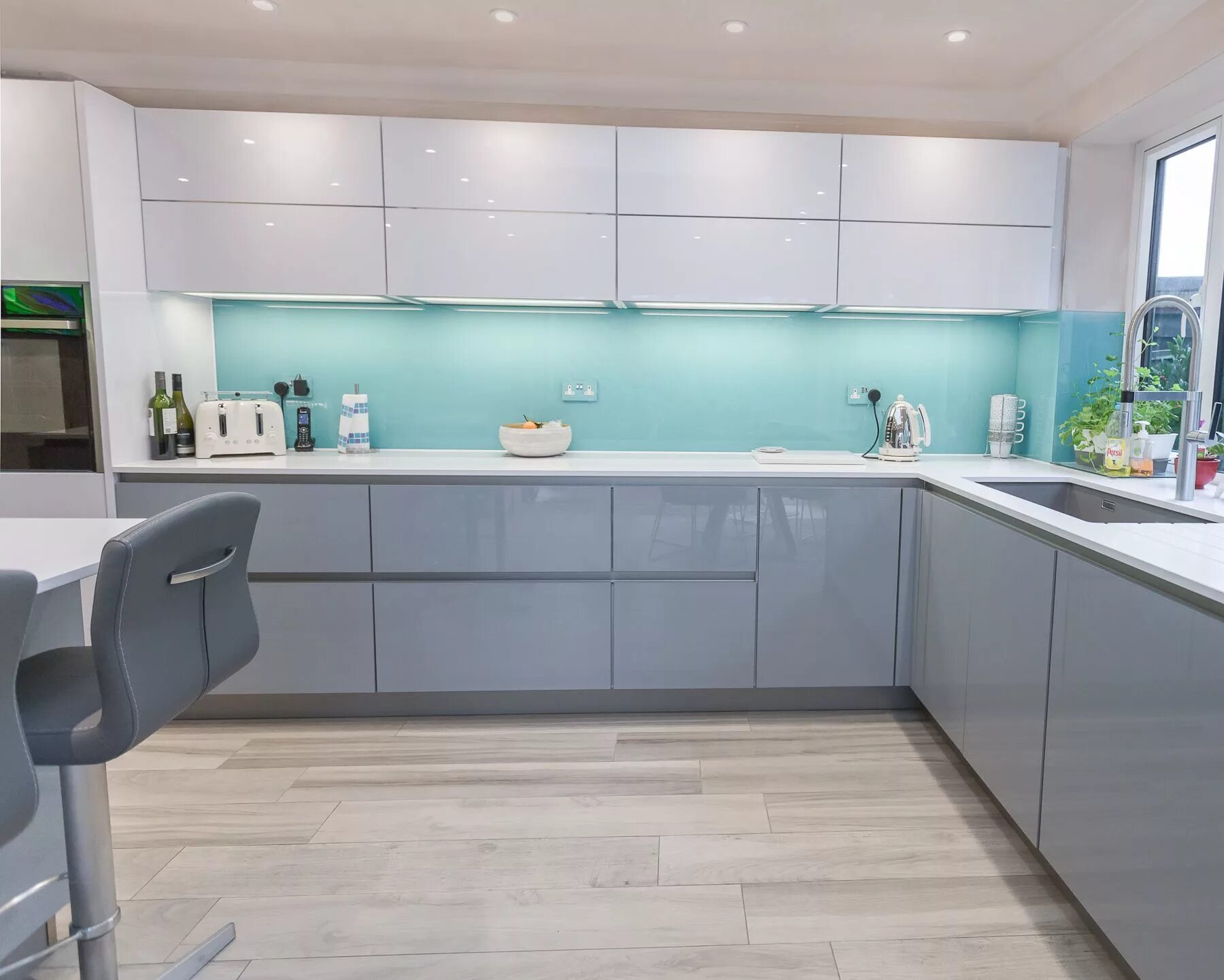 Кухня серо бирюзовая фото в интерьере Pin by Mish Ryan on Ideas for home in 2024 Kitchen backsplash designs, Interior 