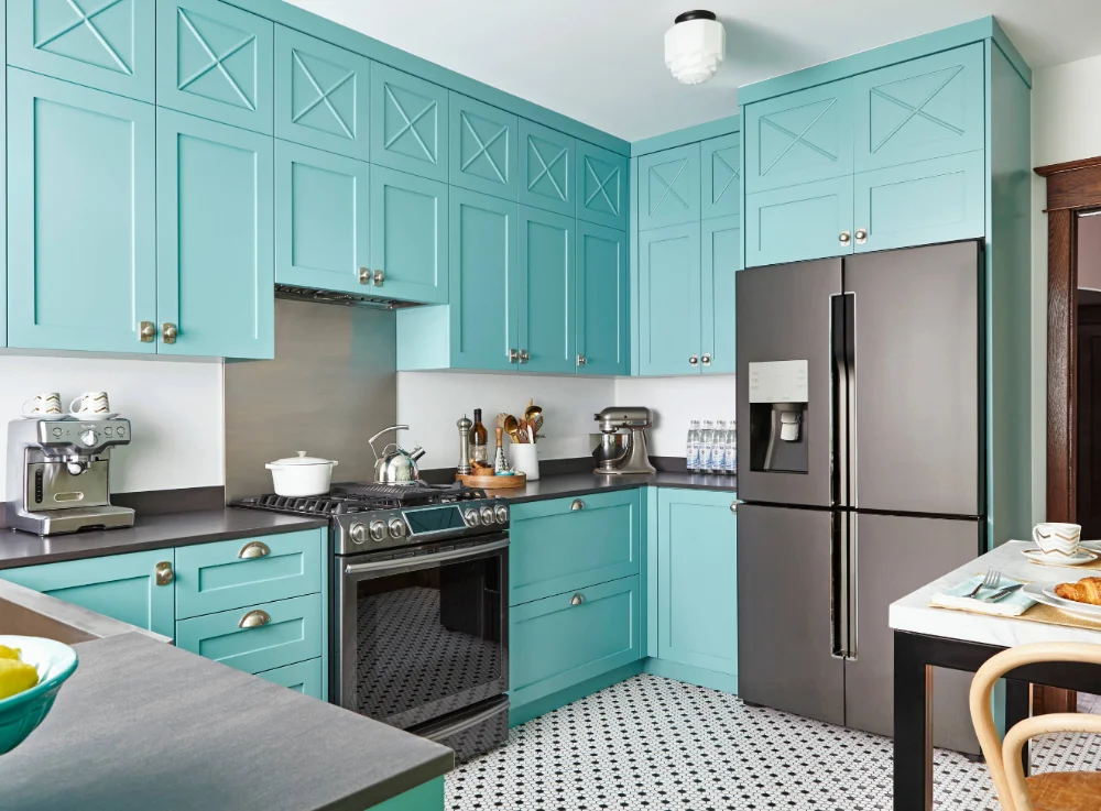 Кухня серо бирюзовая фото в интерьере Transitional L-shaped Turquoise Shaker Kitchen Cabinet With An Under-mount Sink 
