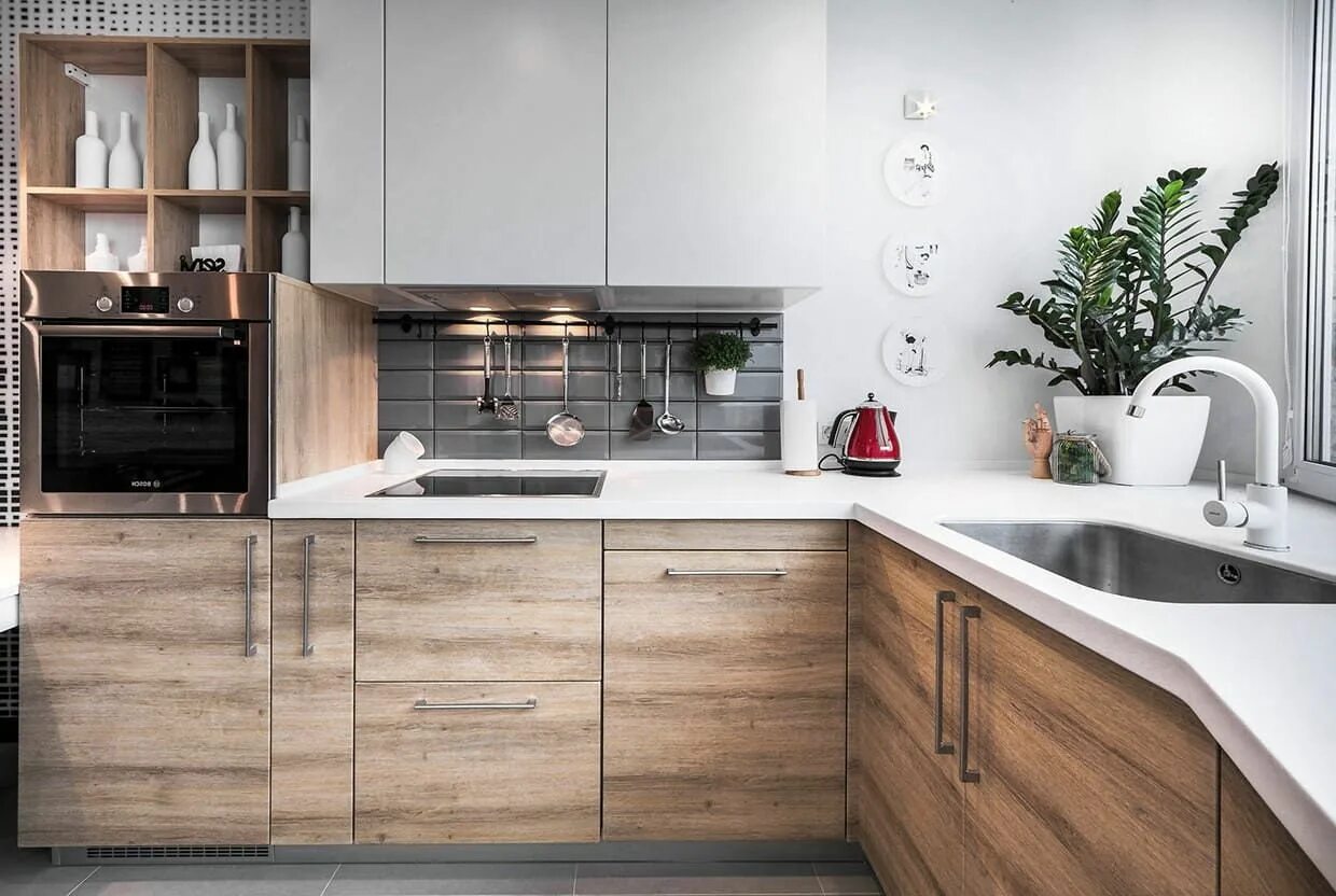 Кухня серо деревянная фото Придать дополнительный шарм серо-коричневому дуэту на кухне поможет белый цвет. 