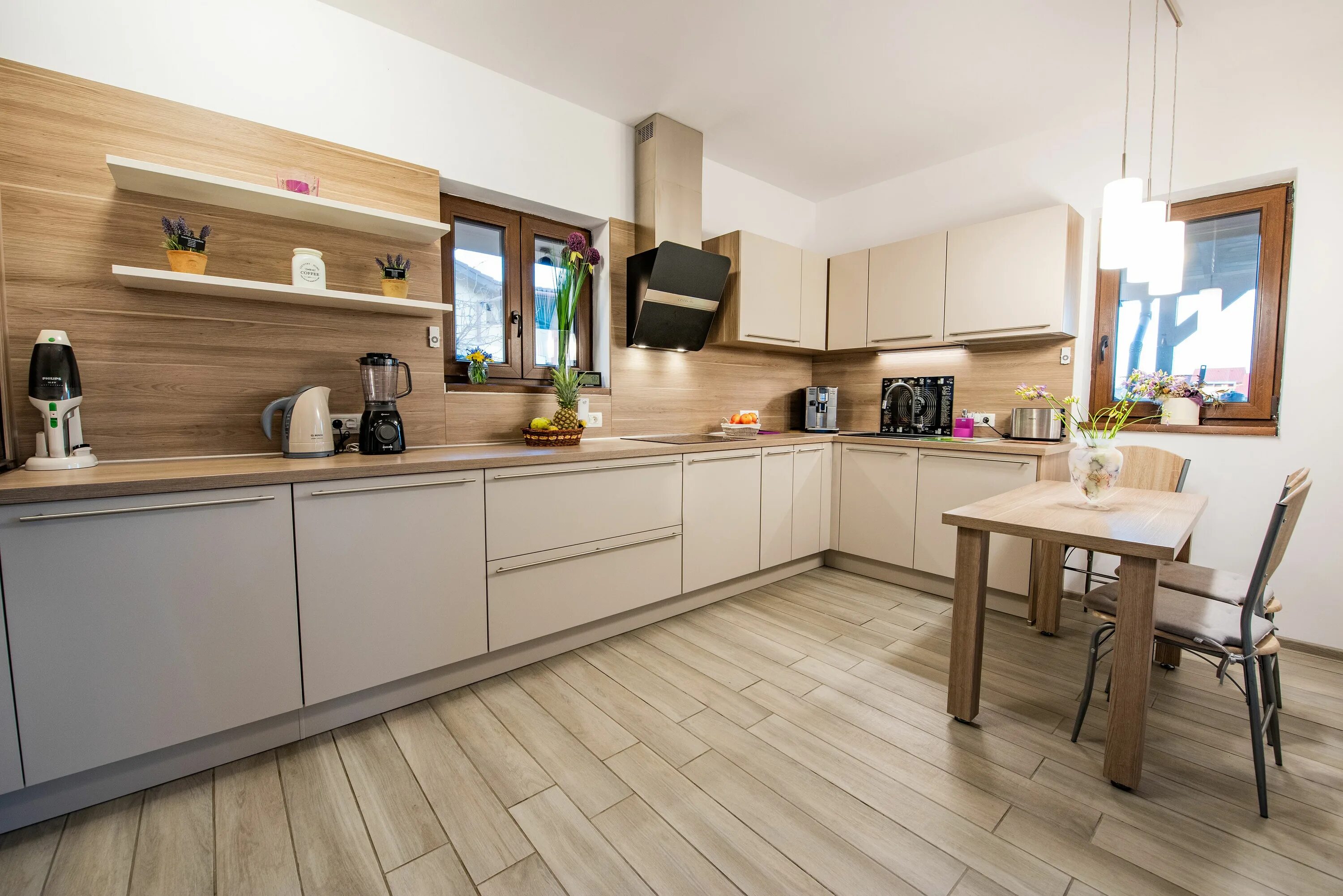 Кухня серо деревянная фото Cream modern L shaped kitchen Modern l shaped kitchens, L shaped kitchen, New ki