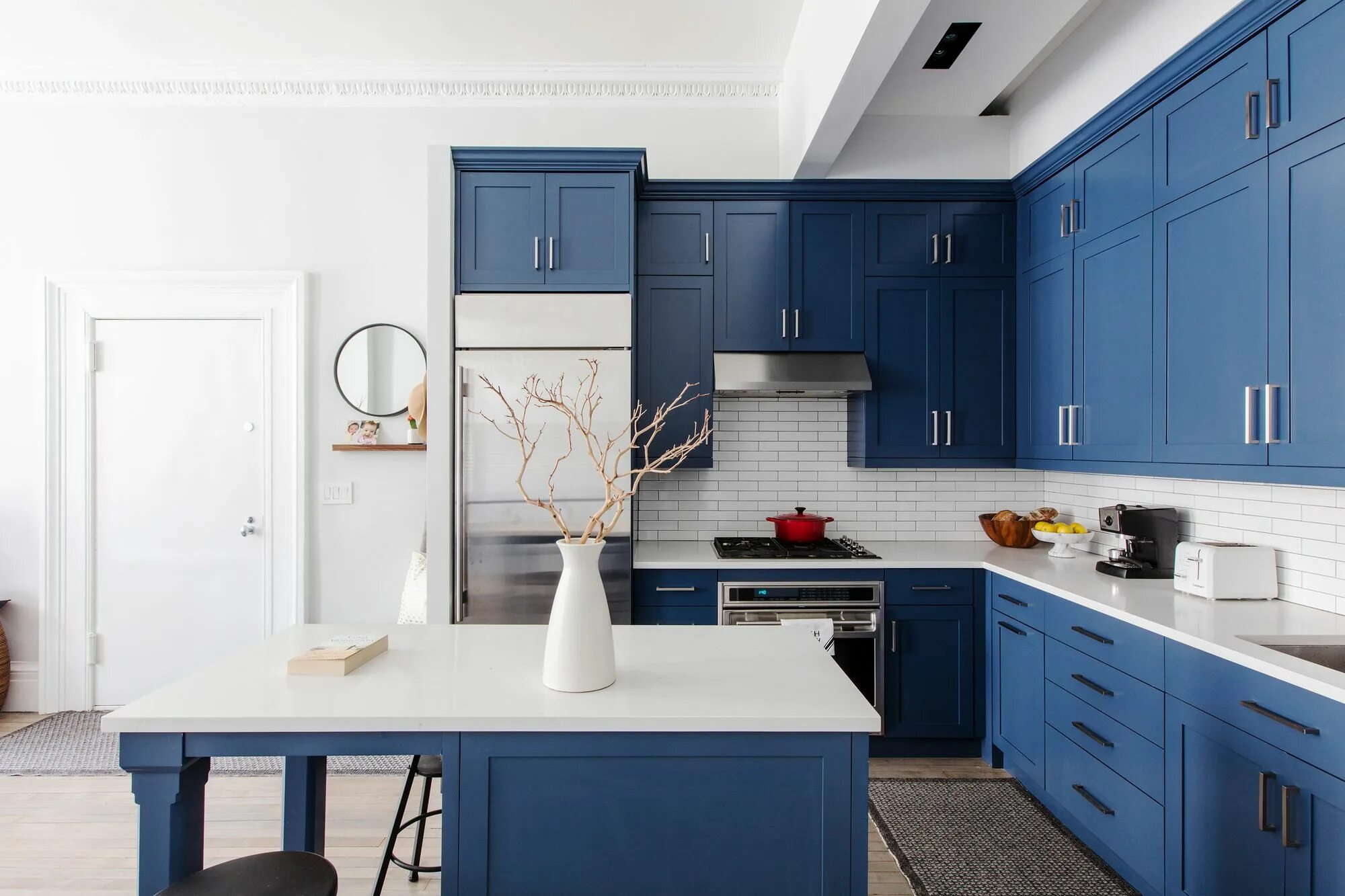 Кухня серо голубая фото современная Eight Kitchens That Prove Blue Is the New White Kitchen renovation, Kitchen layo