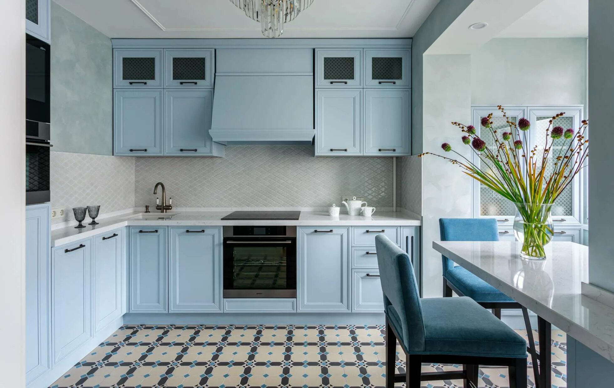 Кухня серо голубая фото современная в интерьере Нежный интерьер трешки в голубых тонах - INMYROOM