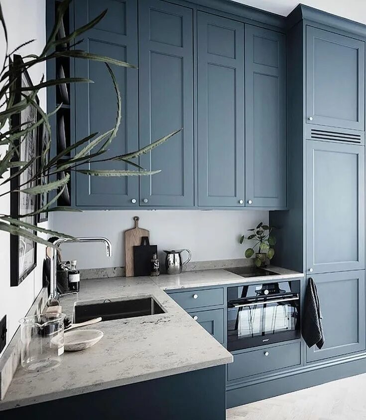 Кухня серо голубого цвета фото Taras Hallgren & Son på Instagram: "Välkommen in i detta härligt blåa kök! Svep 