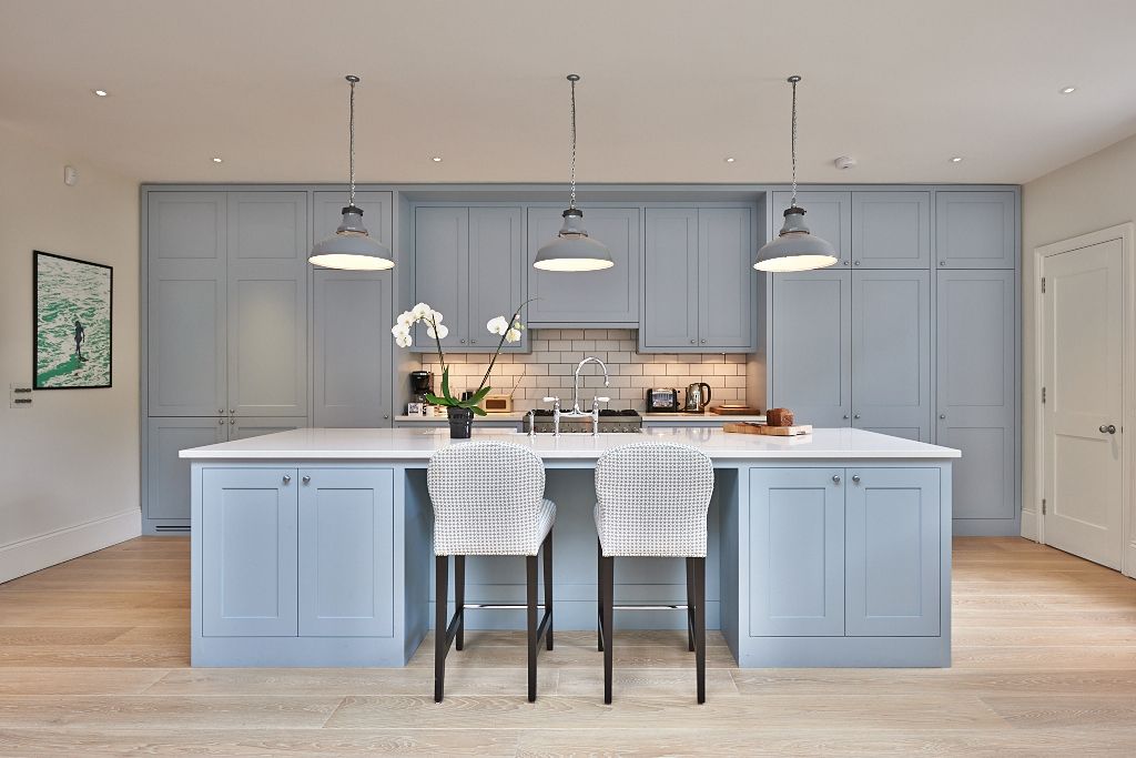 Кухня серо голубого цвета фото Pin by Gretchen Trusted on Kitchens Luxury kitchen cabinets, Kitchen interior, B