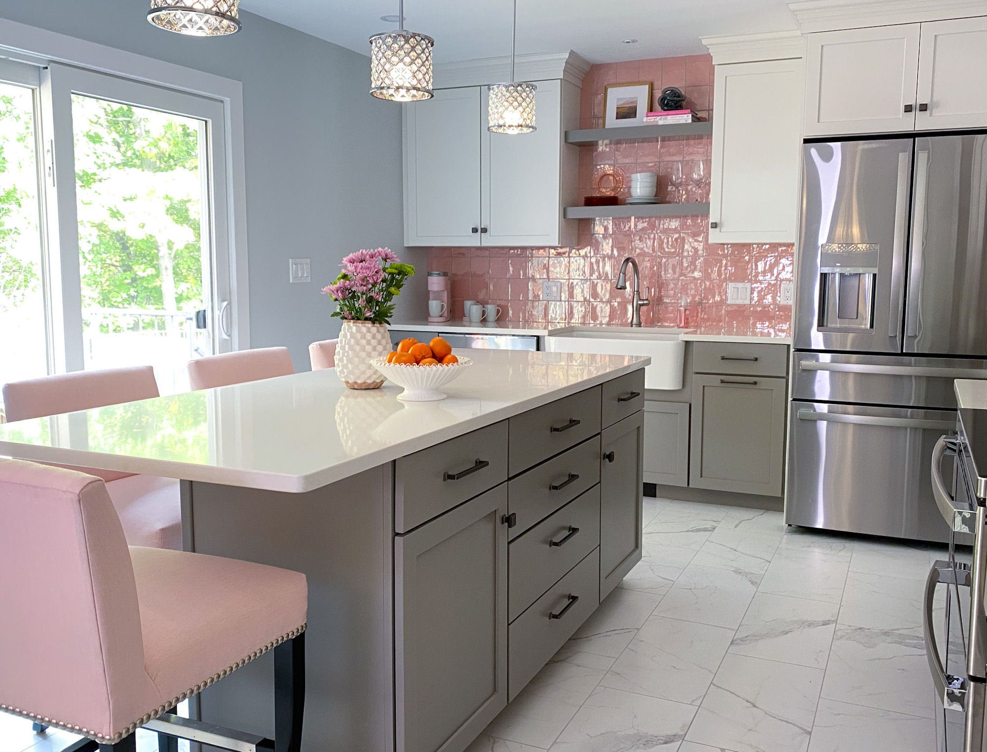 Кухня серо розовая фото Pink Backsplash Kitchen Pink kitchen, Stained kitchen cabinets, Gray and white k