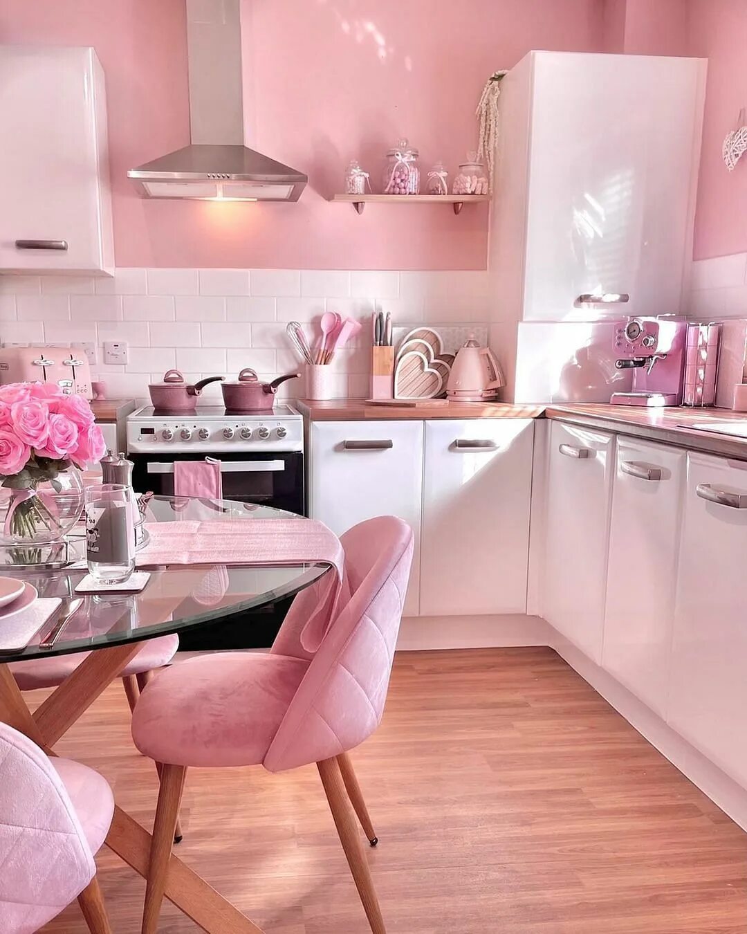 Кухня серо розовая фото Get inspired with our PINK KITCHEN IDEAS. Whether its a hot pink, blush, pastel 