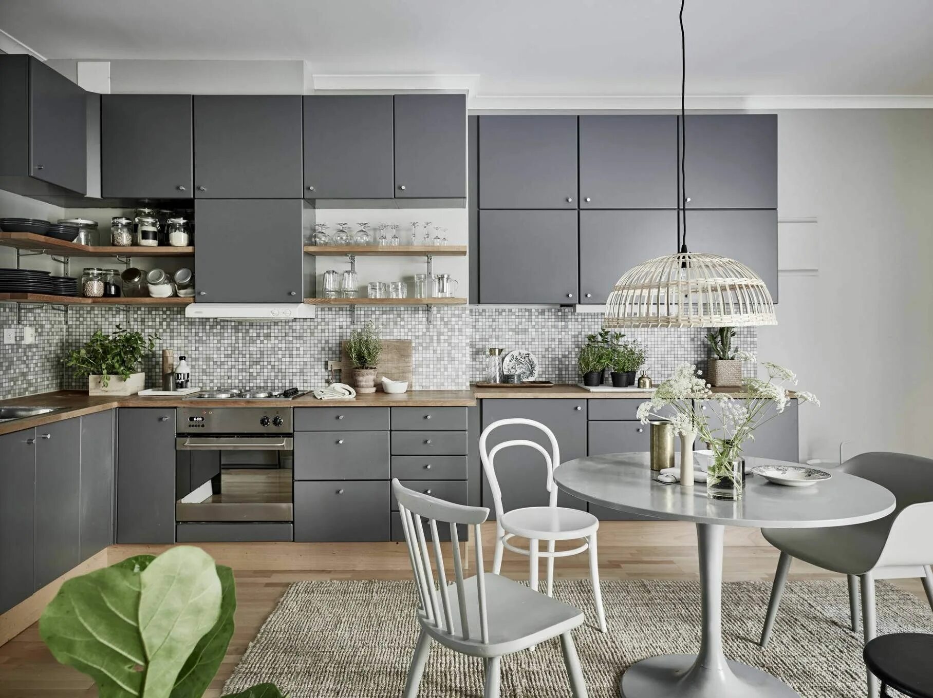 Кухня серого цвета в интерьере дизайн фото Home with grey and green - COCO LAPINE DESIGN Cuisine contemporaine, Intérieur d