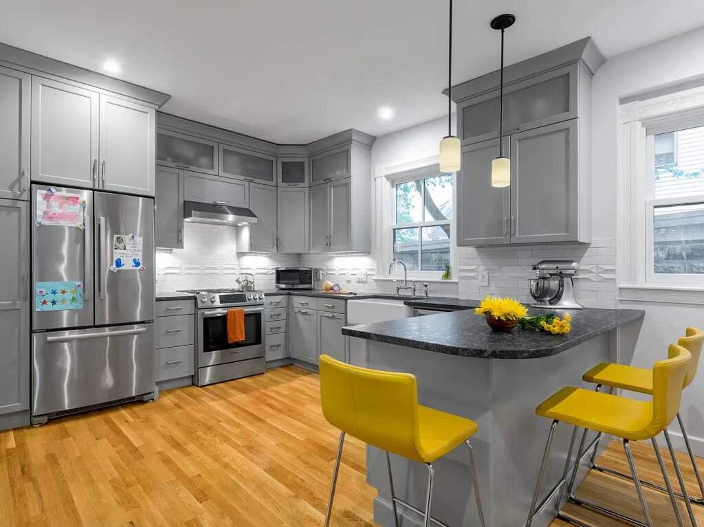 Кухня серого цвета в интерьере сочетание стен Серый и желтый - главные цвета 2021-го года