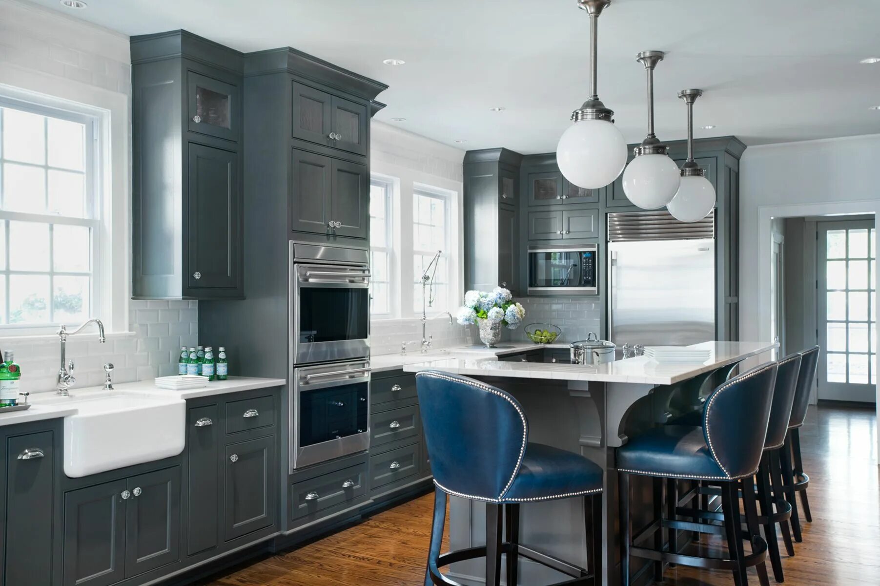 Кухня серого цвета в интерьере сочетание стен Design by Panageries Photography by FishEye Studios Blue gray kitchen cabinets, 