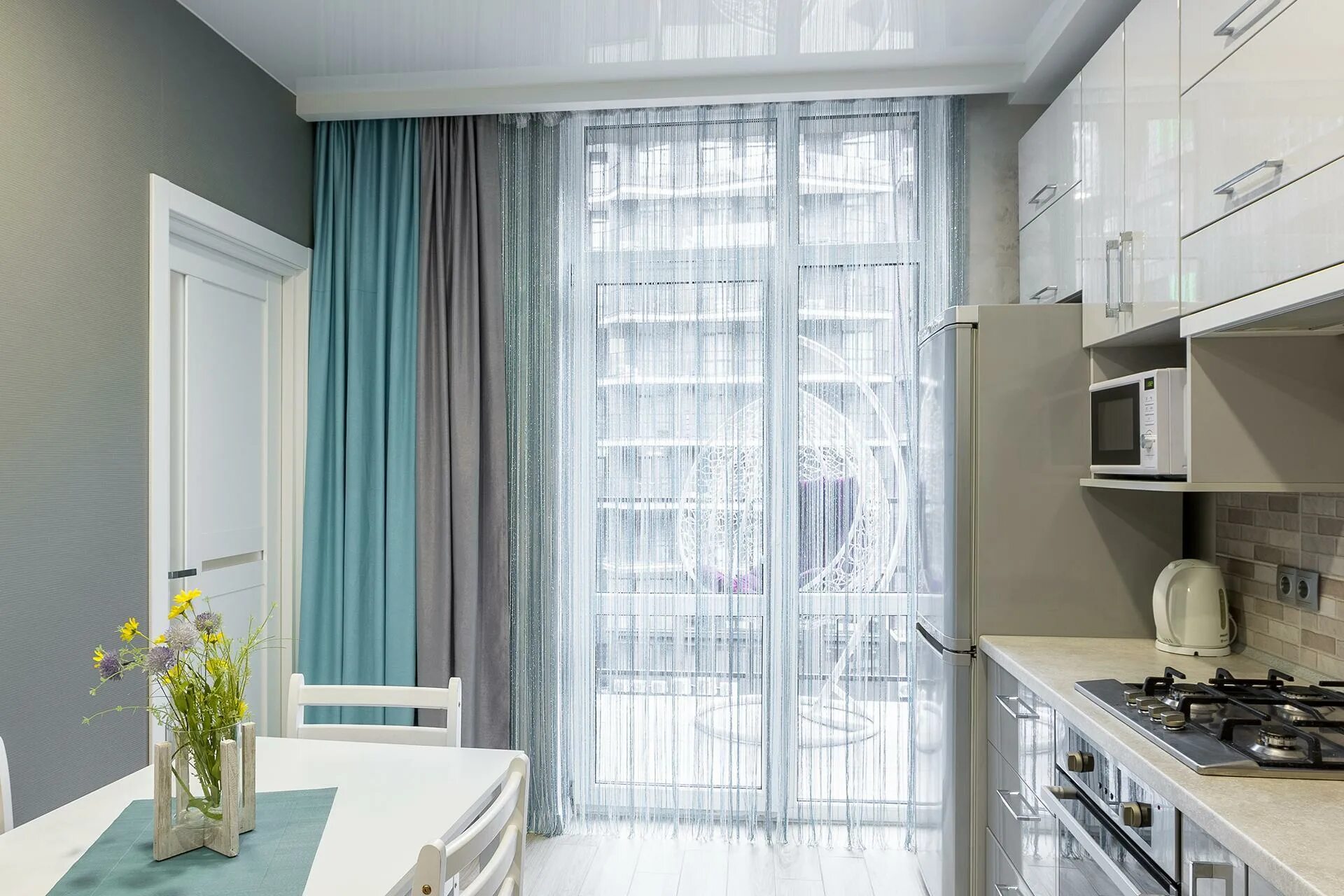 Кухня серые шторы дизайн фото Шторы на кухню: 50 фото, лучшие идеи в интерьере и новинки современного дизайна 