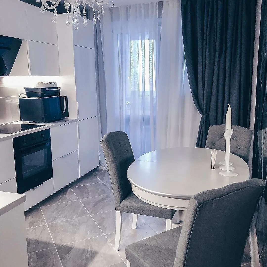 Кухня серые шторы дизайн фото Белая кухня с синими шторами (34 фото)