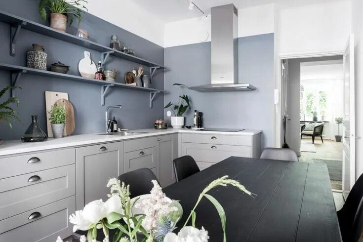Кухня серые стены дизайн Blue kitchen wall - COCO LAPINE DESIGN Blue kitchen walls, Blue kitchens, Grey b