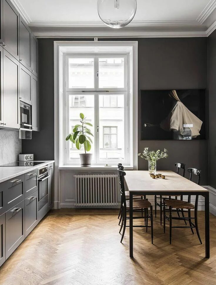 Кухня серые стены дизайн Cozy dark grey kitchen - via Coco Lapine Design blog Dark grey kitchen, Kitchen 