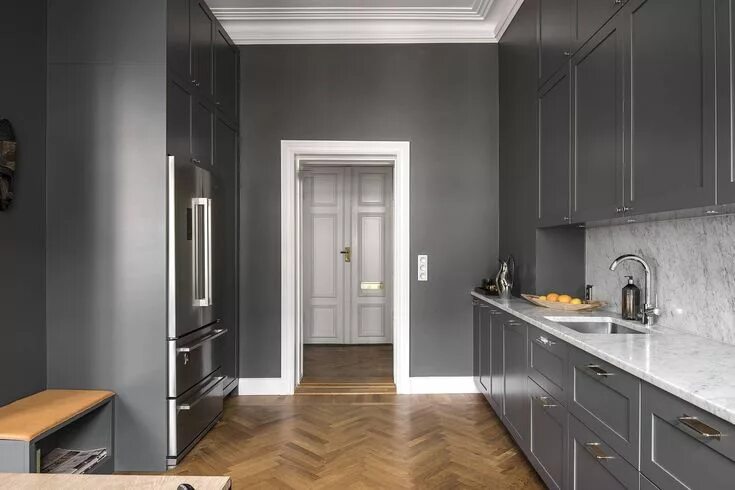 Кухня серые стены дизайн Cozy dark grey kitchen - COCO LAPINE DESIGN Grey kitchen walls, Grey kitchens, G