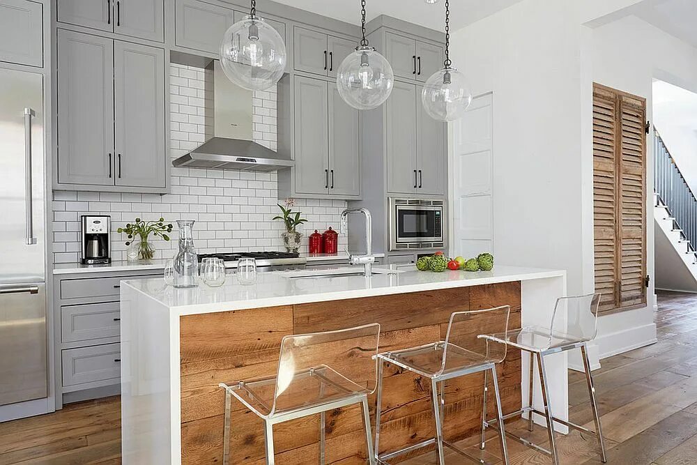 Кухня серый белый дерево фото Beautiful transitional kitchen in white, gray and reclaimed wood Design: Wellbor