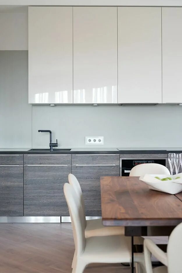 Кухня серый белый дерево фото Как разнообразить минималистичный интерьер: реальный пример из Москвы - INMYROOM