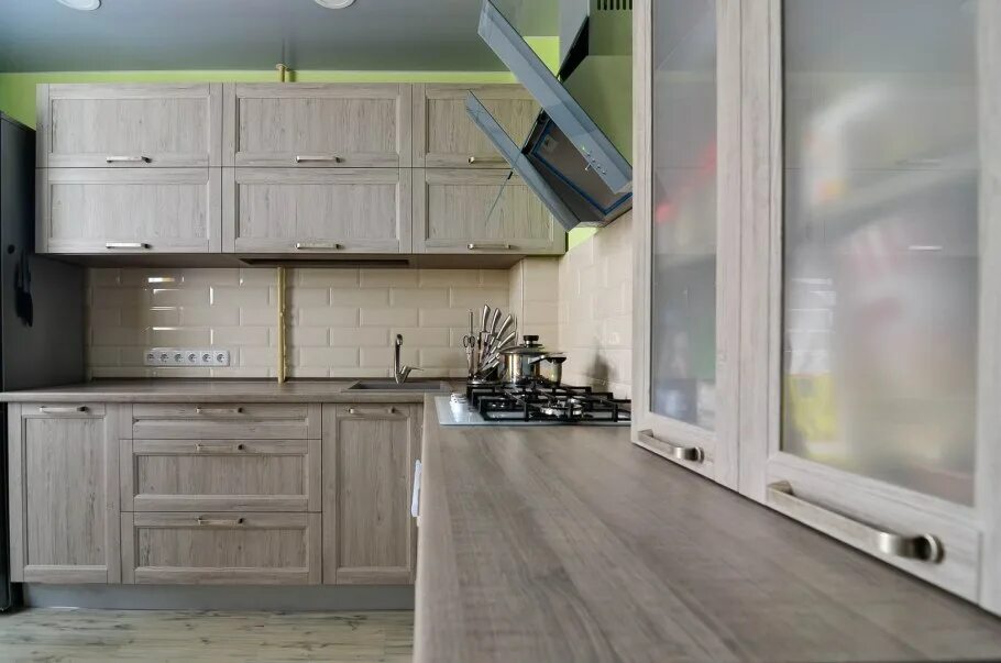 Кухня серый дуб фото Кухня Эйвон фабрики ЗОВ (фото в интернете): в темно-сером цвете с пеналом для ду