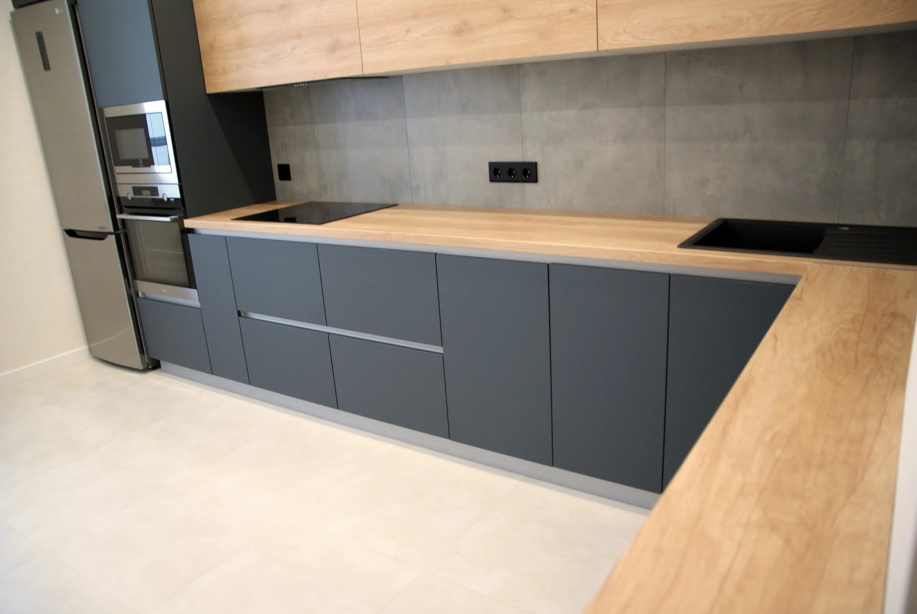 Кухня серый дуб фото Кухня в современном стиле Fenix и Cleaf без ручек с профилем Schuco - ItalyBel.b