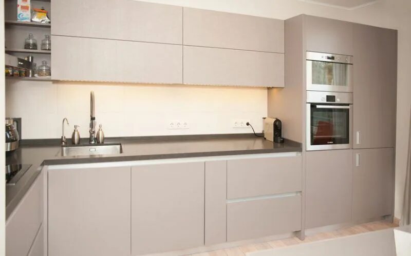 Кухня серый кашемир в интерьере фото Кухня цвета капучино: интересные идеи оформления и 90+ реальных фото примеров Ki