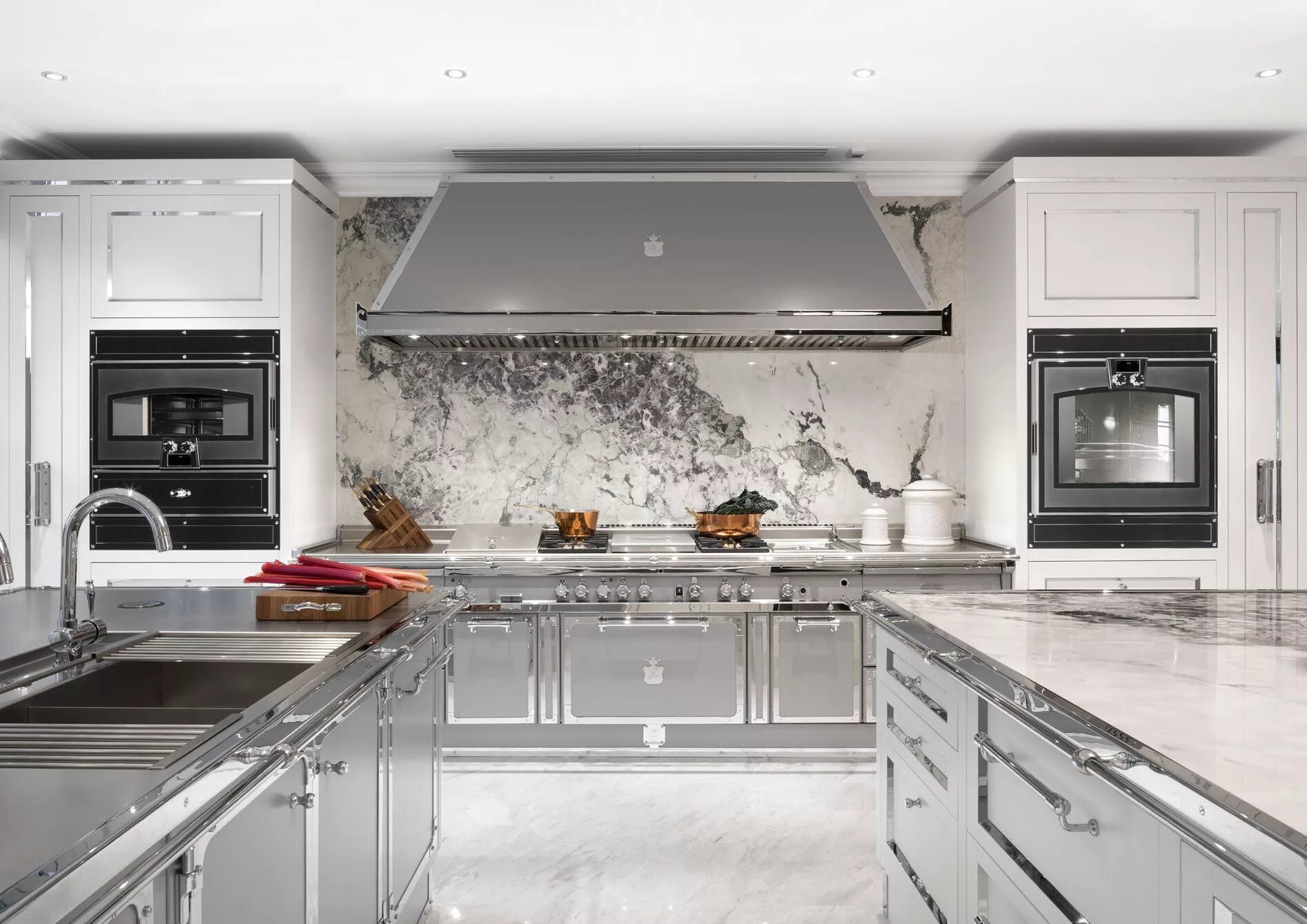 Кухня серый мрамор в интерьере Итальянская кухня SILVER GREY & POLISHED CHROME фабрики OFFICINE GULLO - Ital-Co