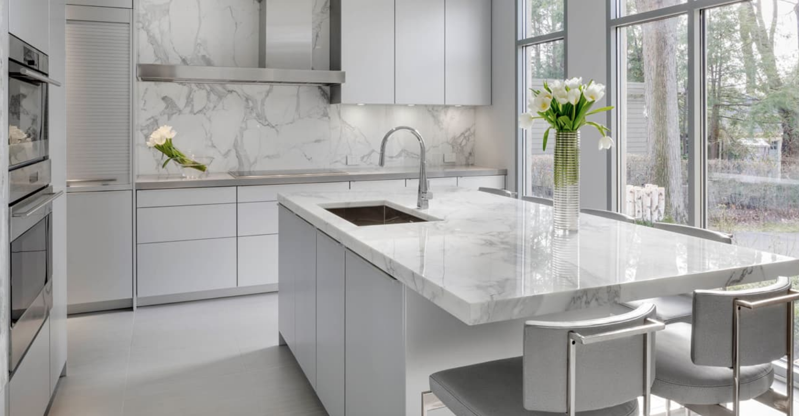 Кухня серый мрамор в интерьере Beautiful Calacatta Marble kitchen by Cumar, Inc. White marble kitchen modern, C