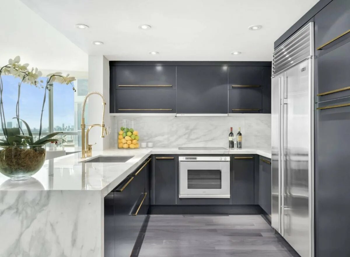 Кухня серый мрамор в интерьере Серая кухня с мраморным полом - 75 фото