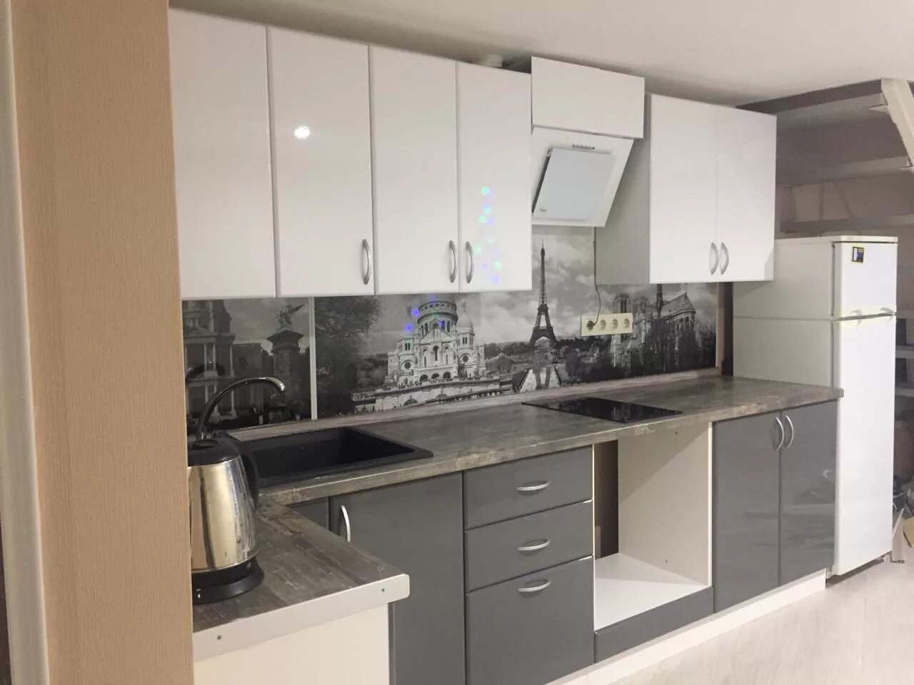 Кухня серый низ белый верх фото Кухня Виола низ серый глянец верх белый глянец фото 1