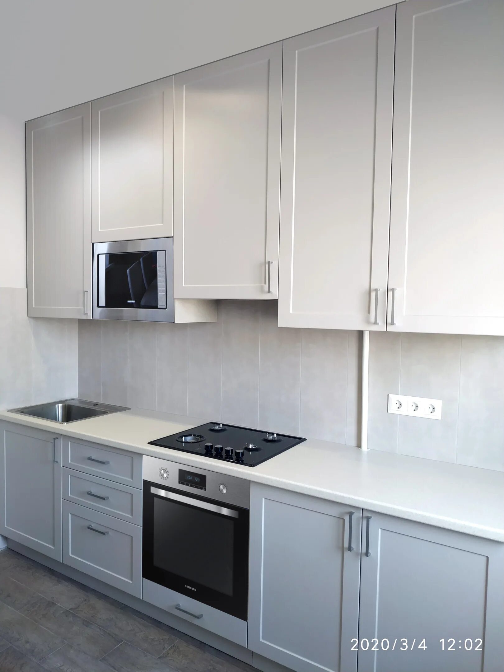 Кухня серый низ белый верх фото Кухня белый верх темный низ цена на заказ