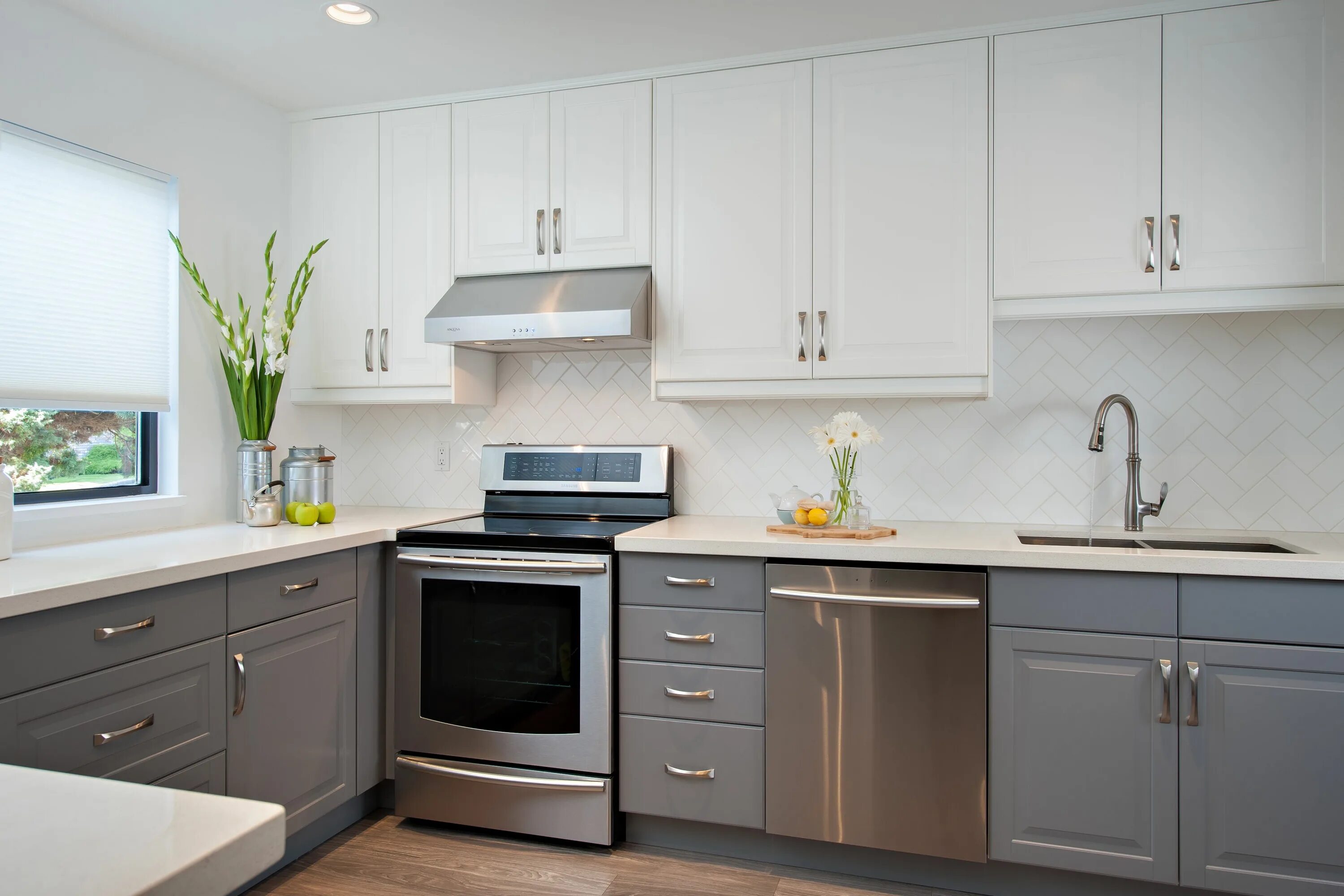 Кухня серый низ белый верх фото Clean and simple the perfect cabinets and back-splash for this space. Kitchen re