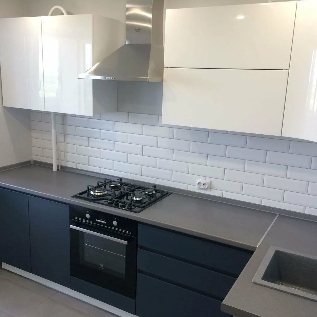 Кухня серый низ белый верх фото Кухня белая с серым низом: найдено 72 изображений