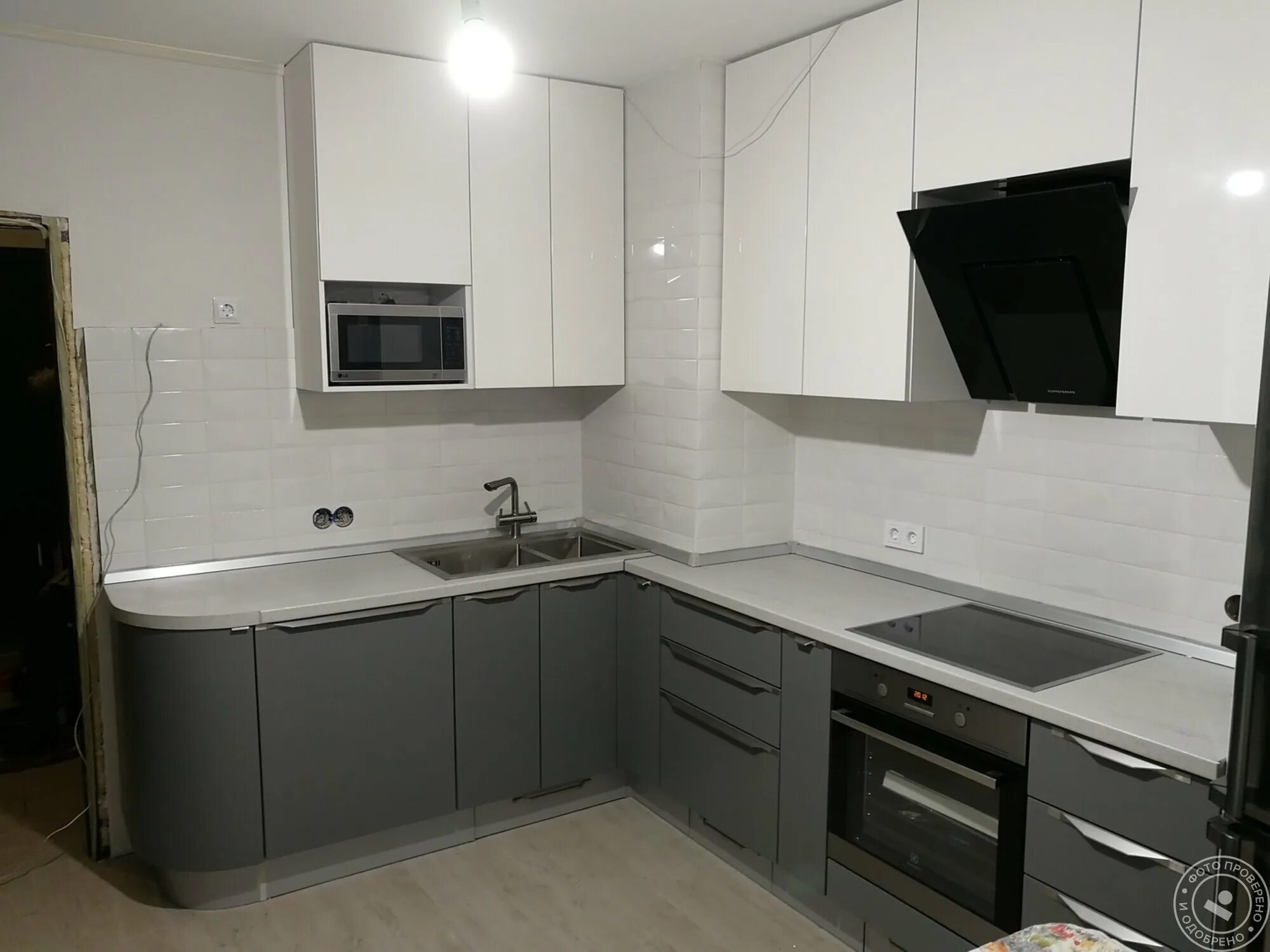 Кухня серый низ белый верх фото Кухня серый низ белый верх - Кухня в стиле Белый верх, низ графит - это современ