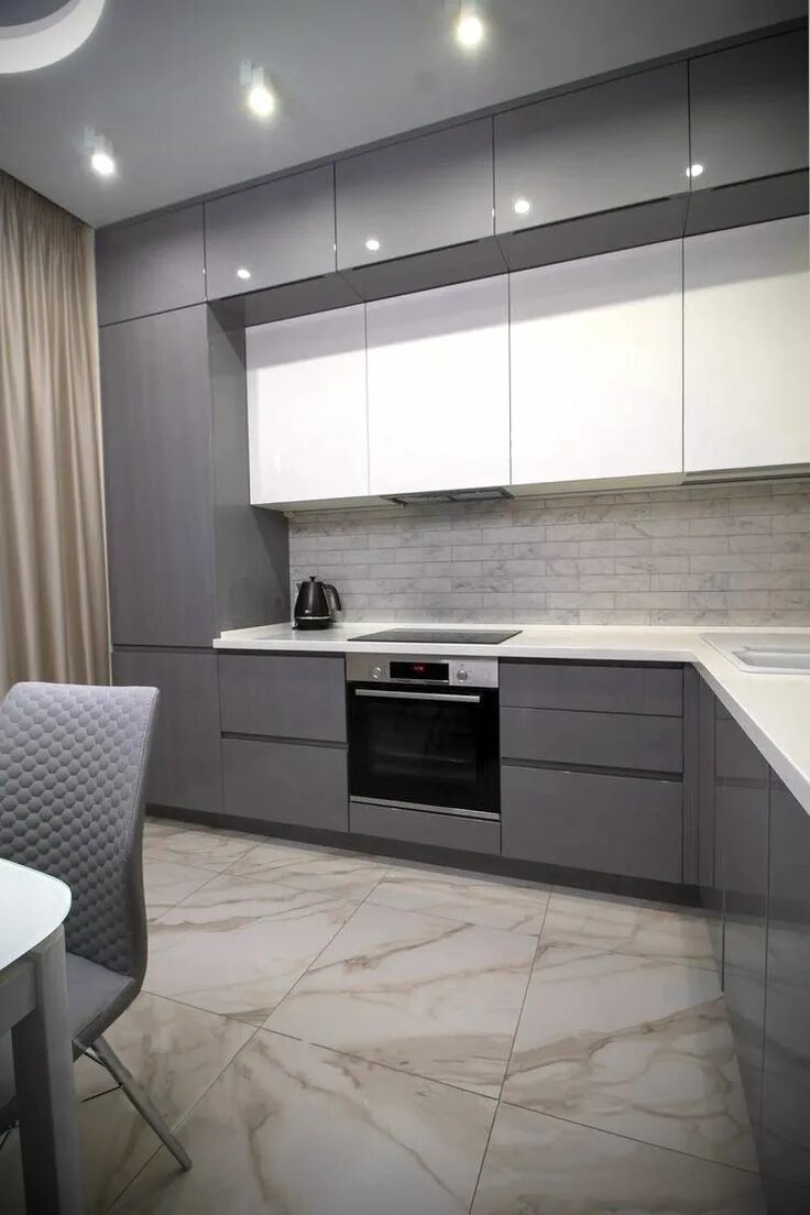 Кухня серый низ фото Сучасна кухня з двома ярусами Кухня в сером цвете, Перепланировка кухни, Кухня в