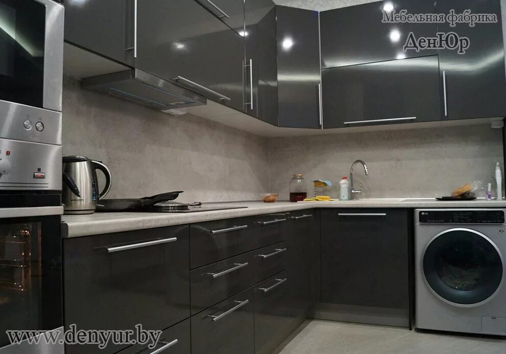 Кухня серый низ фото Темно-серая пластиковая угловая кухня с подсветкой
