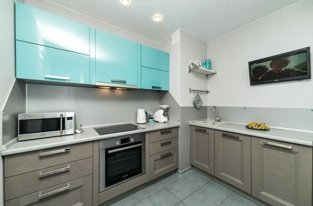 Кухня серый низ светлый верх фото Бирюзовая кухня:советы по оформлению интерьера и 120 + фото примеров