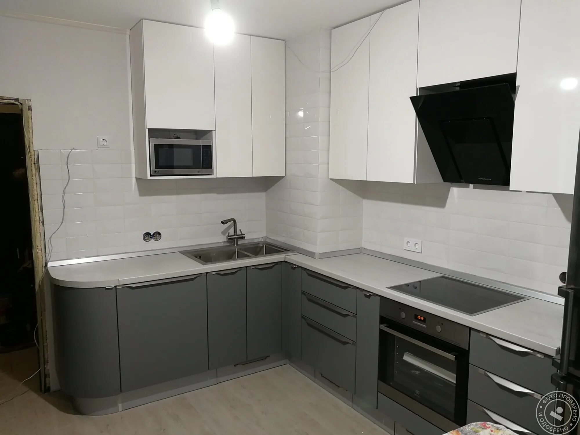 Кухня серый низ светлый верх фото Кухня белый низ серый верх фото - DelaDom.ru