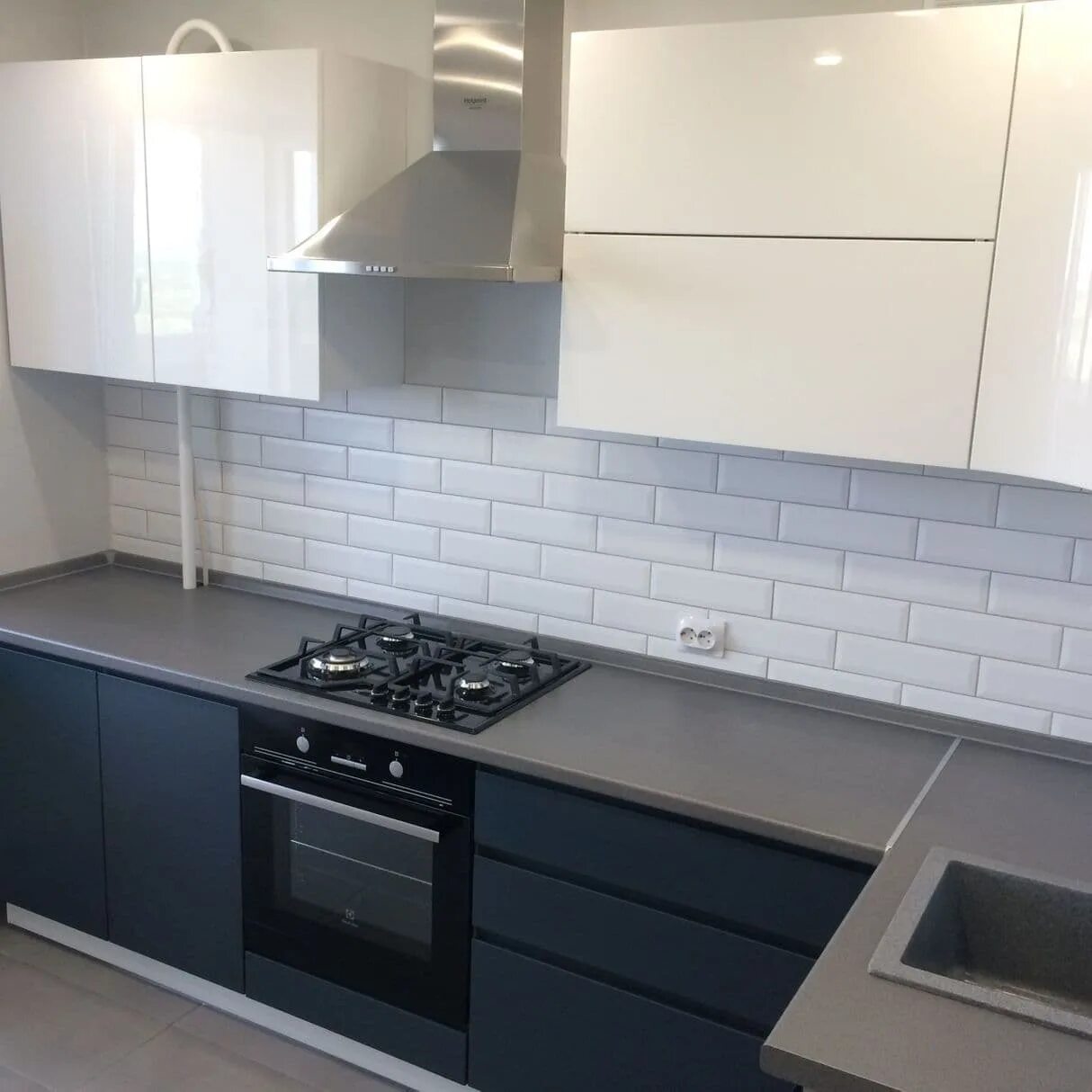 Кухня серый низ светлый верх фото Кухня вверх белый глянец низ светло серый - Гранд Проект Декор.ру