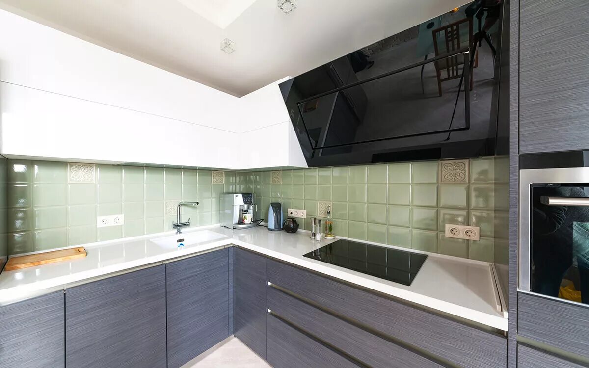 Кухня серый низ светлый верх фото Кухня из Пластика Лингва Угловая (Модерн, цвет: Светлые тона) : цена в СПб - Евр