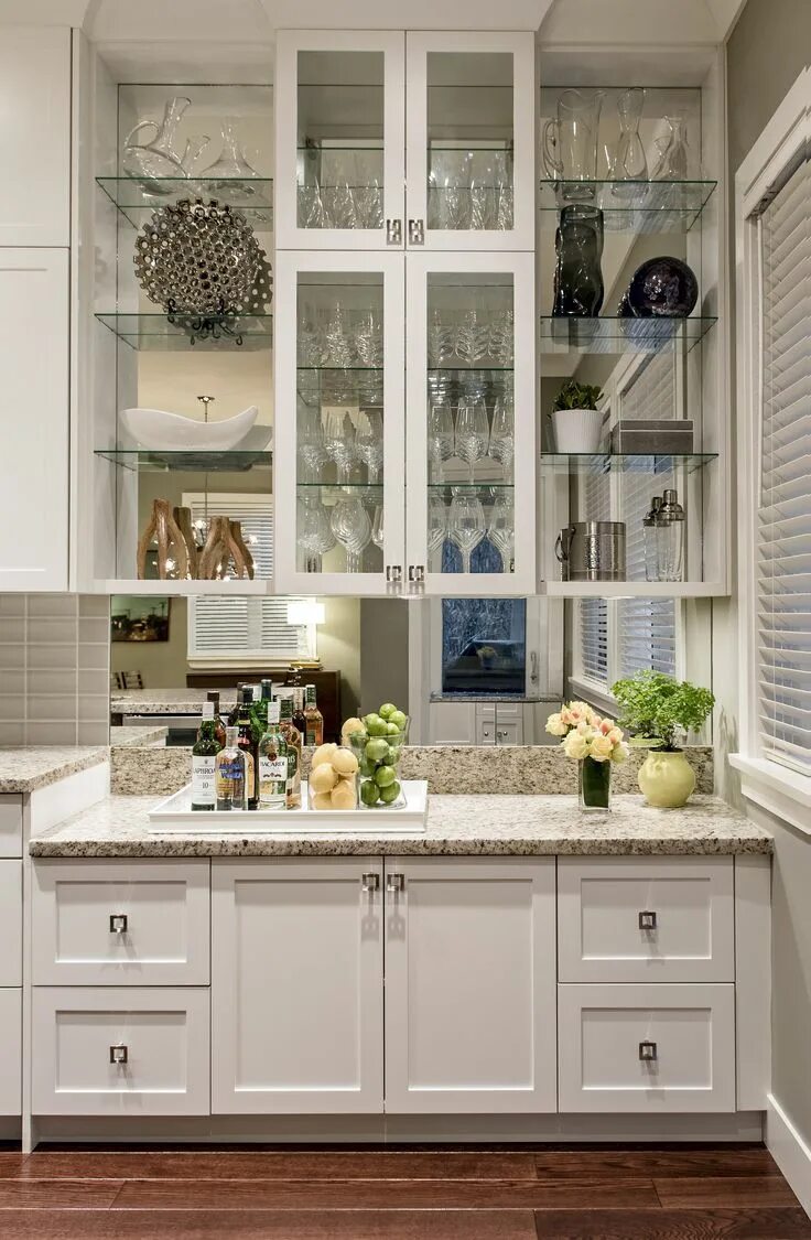 Кухня шкаф со стеклом фото Custom Bar Millwork