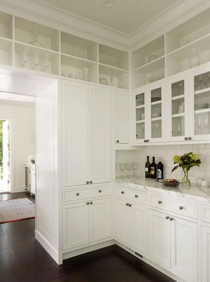 Кухня шкафы под потолок фото в интерьере система хранения на кухне Kitchen butlers pantry, Kitchen plans, Pantry design