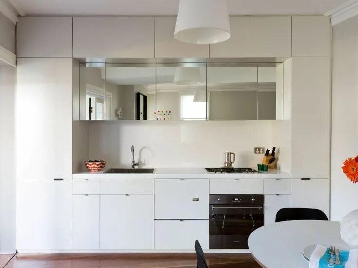 Кухня шкафы под потолок фото в интерьере Frente cocina reducido. Muebles con frente espejo. Kitchen furnishings, Small wh