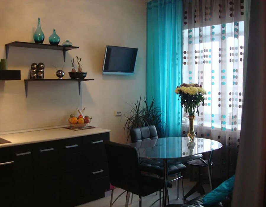 Кухня шторы бирюзовые фото Бирюзовый цвет в интерьере кухни и оттенки морской волны