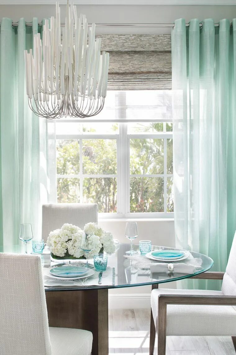 Кухня шторы бирюзовые фото Blue Ladder Studio Dining room design, Coastal living rooms, Turquoise curtains