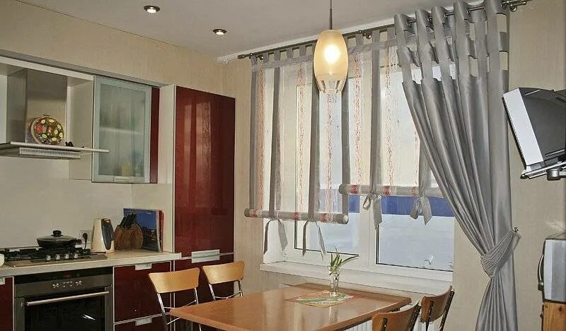 Кухня шторы дизайн на окна Шторы для кухни с балконом в современном стиле фото - DelaDom.ru